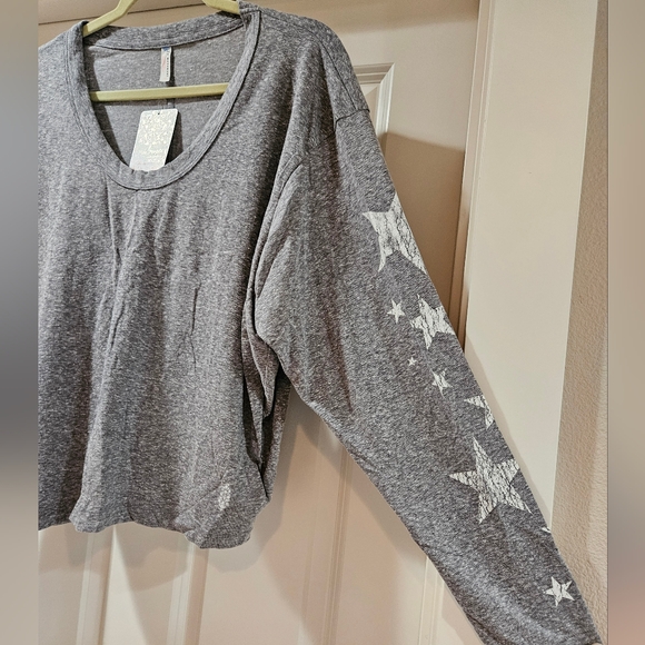 Free People Melrose Graphic Tee Long Sleeve Scoop Neck Crackled Stars S Gray NWT - Picture 7 of 16
